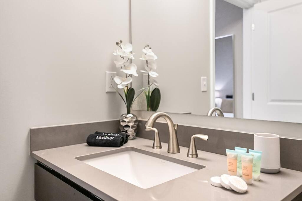 2Br Unit In The Heart Of Dt On Playhouse Square, With Pool And Gym Access-1106 Apartment Кливланд Екстериор снимка