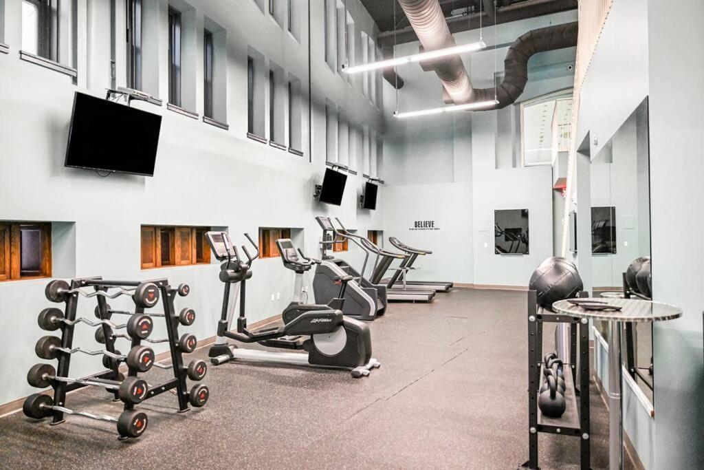 2Br Unit In The Heart Of Dt On Playhouse Square, With Pool And Gym Access-1106 Apartment Кливланд Екстериор снимка